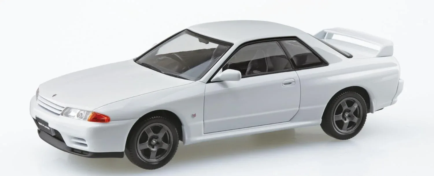 Aoshima 1/32 Nissan R32 Skyline GT-R Crystal White Model Kit - Image 2